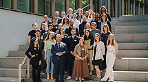 Wissenschaftsminister Timon Gremmels in der ersten Reihe, mittig, mit den hessischen Gründungsteams.
