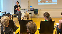 Grundschulkinder bei der Lesung von "Die Klimaschweine" mit Autorin Julia Neuhaus.